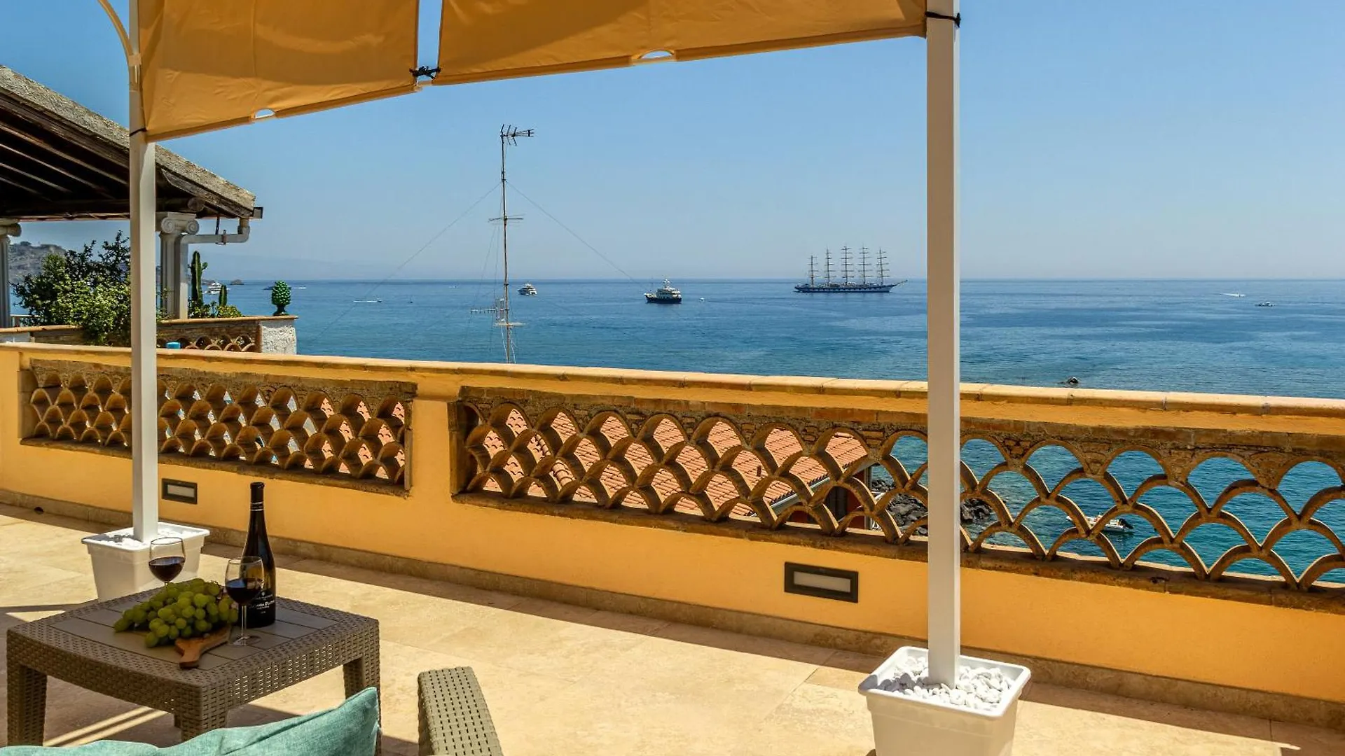 Inblue Suite Giardini Naxos Italien